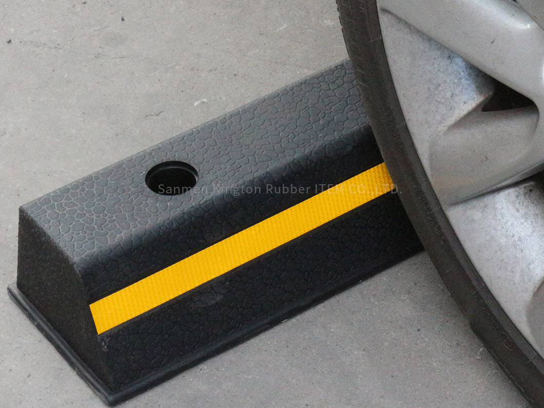 alt=''澳大利亚标准750mm长橡胶停车器Australia Standard 750mm length rubbber wheel stopper''
