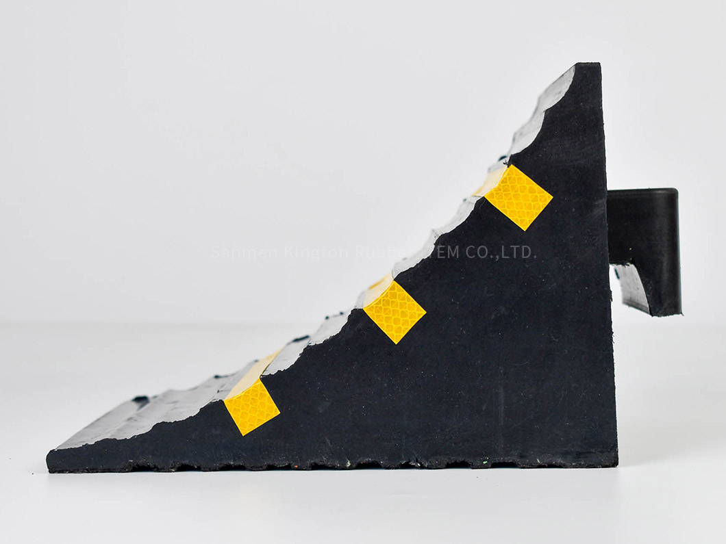 alt=''货车用橡胶缓冲器,rubber wheel chock for Trucks''
