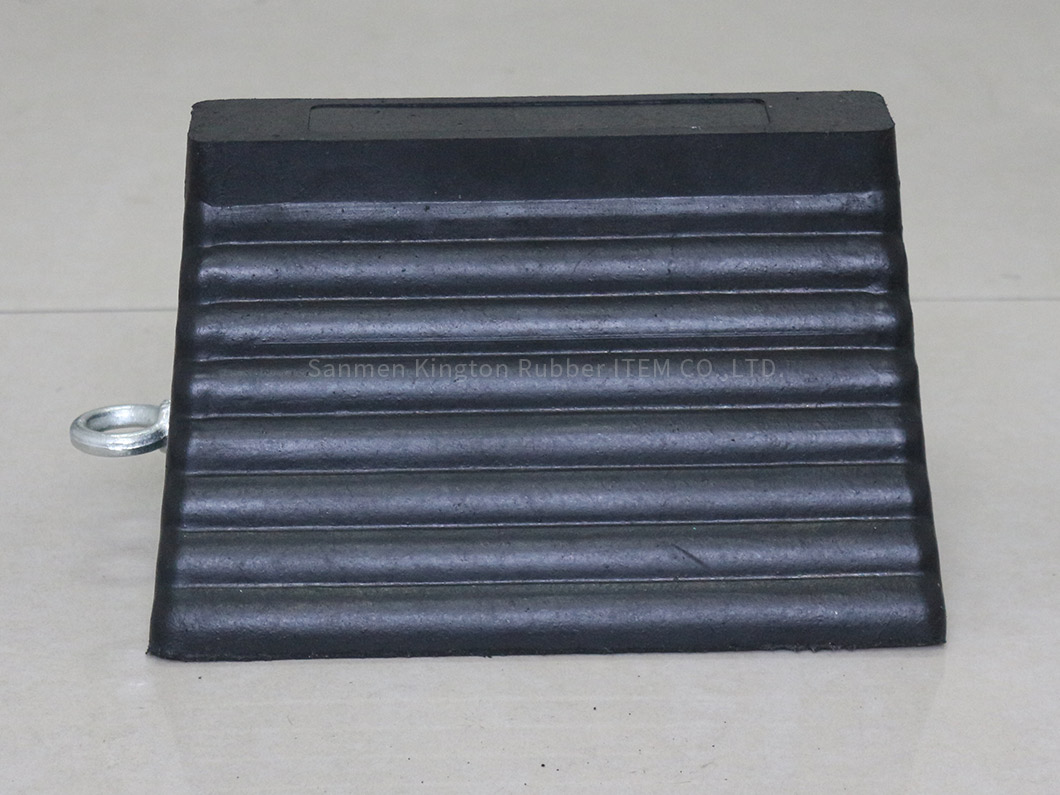alt=''拖车用耐磨防滑块,Trailer Used Heavy Duty Truck Non Slip rubber wheel chock''