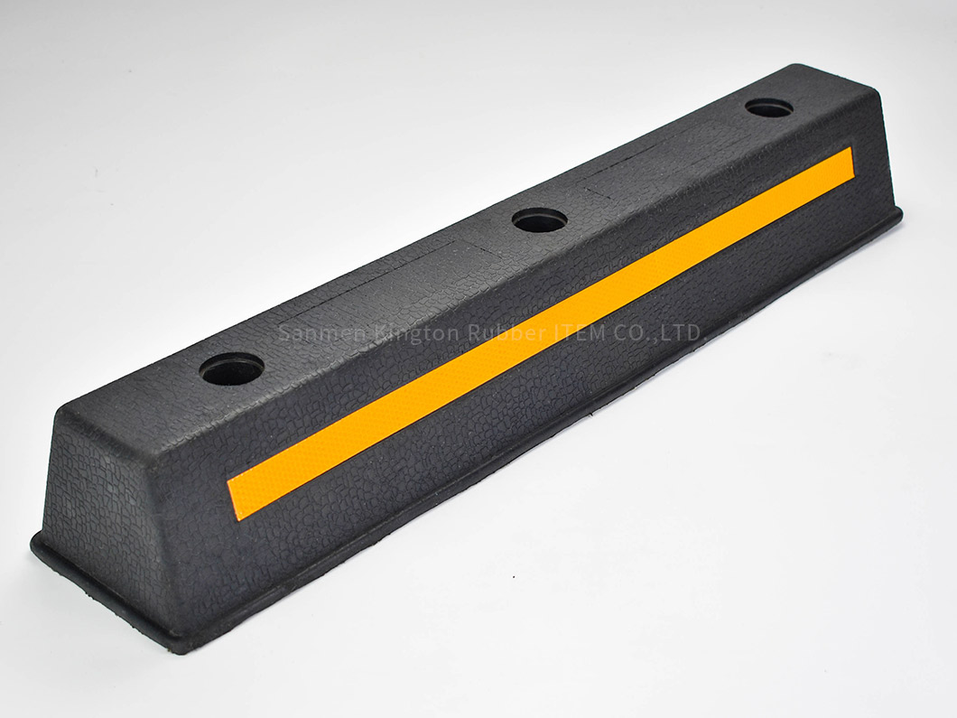 alt=''wheel stopper,rubber,停车场挡轮器,rubbber wheel stopper for parking lot''
