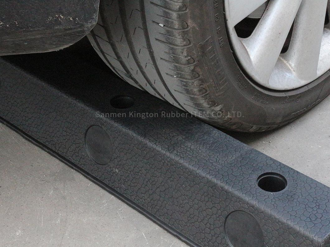 alt=''停车场挡轮器,rubbber wheel stopper for parking lot''