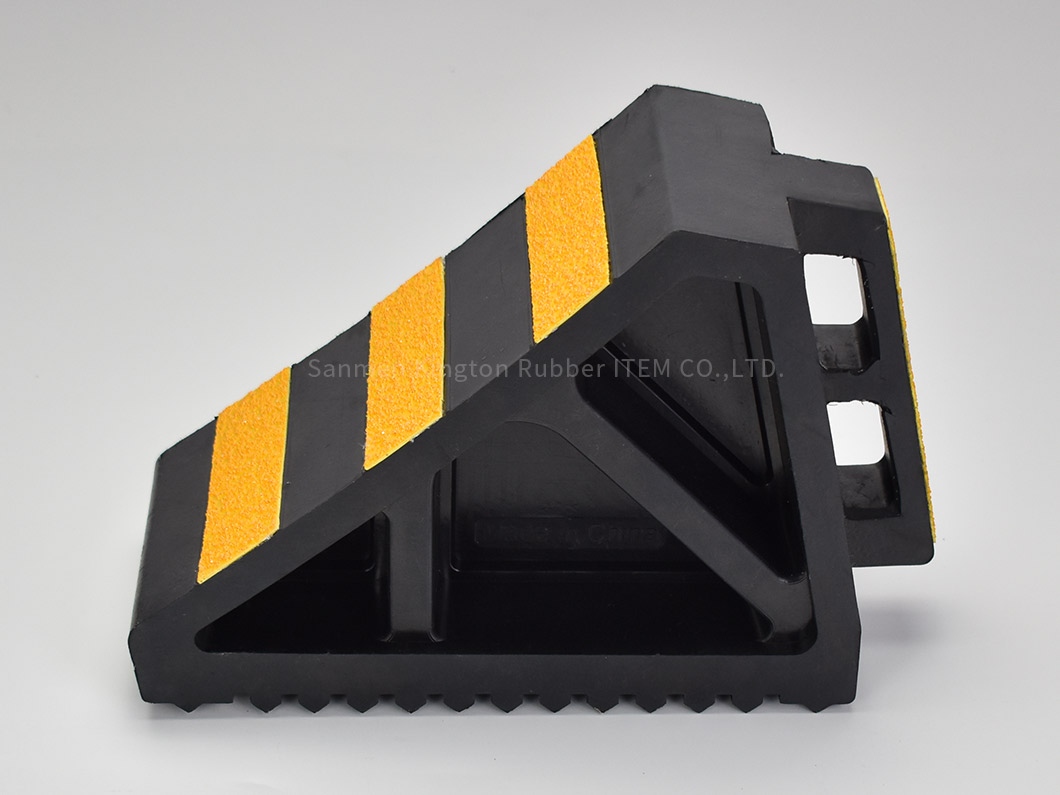 alt='rubber wheel chocks 标线带挡轮块'