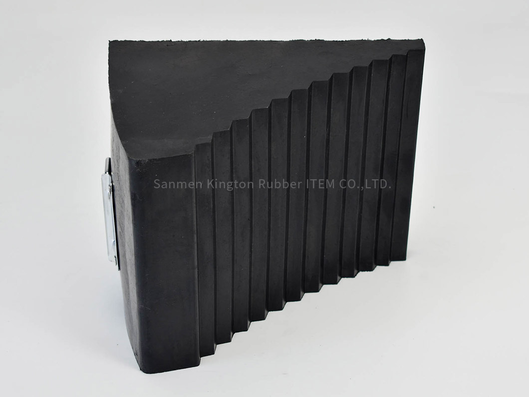 alt=''重型卡车车辆橡胶轮夹,Heavy Truck Vehicle rubber wheel chock''
