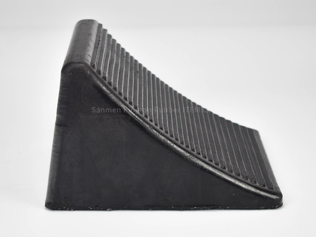 alt=''热门强抓地力货车橡胶止退器,Popular High-Grip rubber wheel chock For Truck''