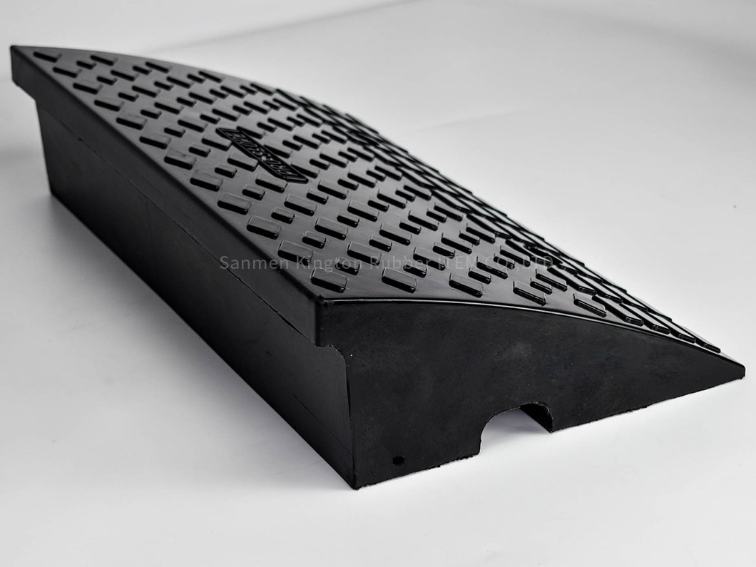 耐用可回收橡胶斜坡垫Heavy Duty High Recycled Rubber Kerb Ramp