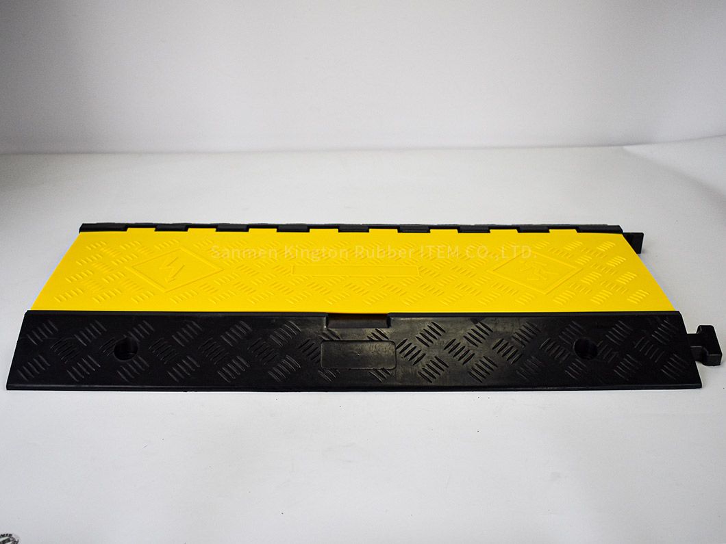 易放置拆卸,带黄色盖子的电缆保护板Easy Placement and Removal Rubber Floor Cable Protector With PVC yellow lid