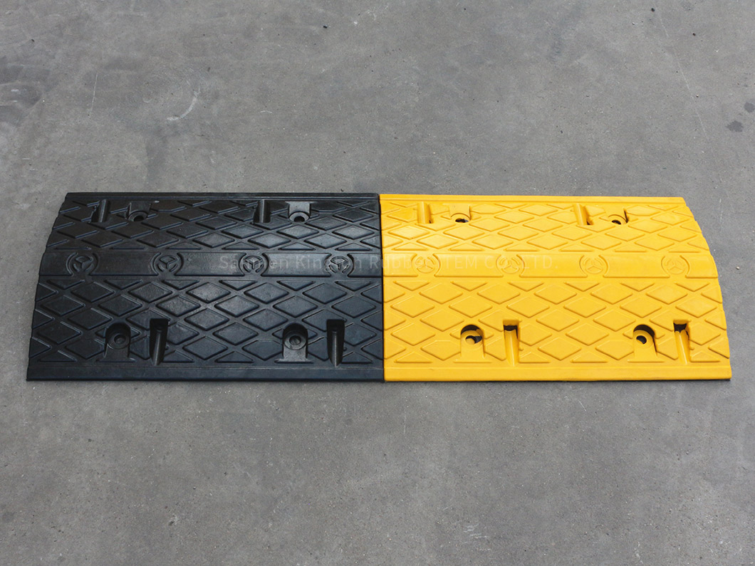 质量稳定的橡胶减速带道路减速器500mm*350mm，用于道路安全Stable Quality Rubber Speed Hump Road Speed Breaker 500mm*350mm for Road Safety