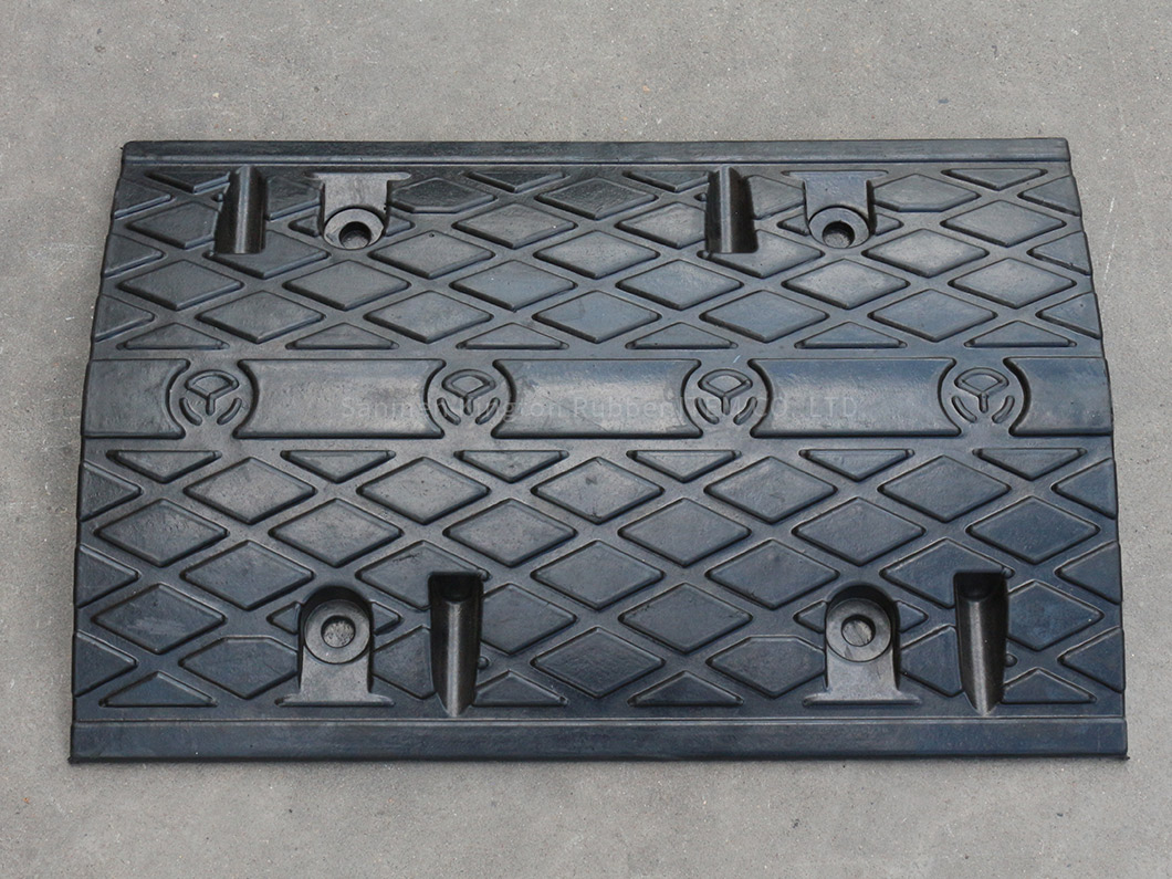 工厂直销橡胶减速带道路减速器500mm*350mmFactory Direct Sale Rubber Speed Hump Road Speed Breaker 500mm*350mm