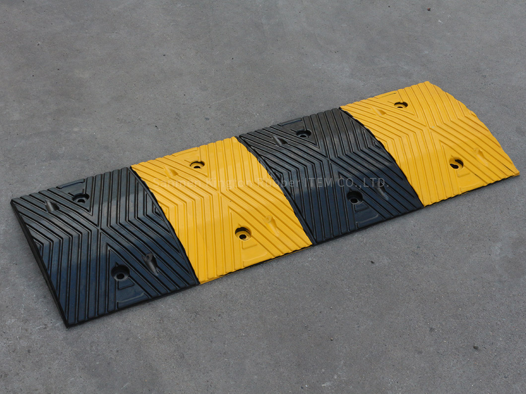 alt=''耐用的橡胶减速器，速度缓冲器，1000mm*350mm，用于汽车减速Durable rubber speed hump Speed Bumper 1000mm*350mm for Car Deceleration''