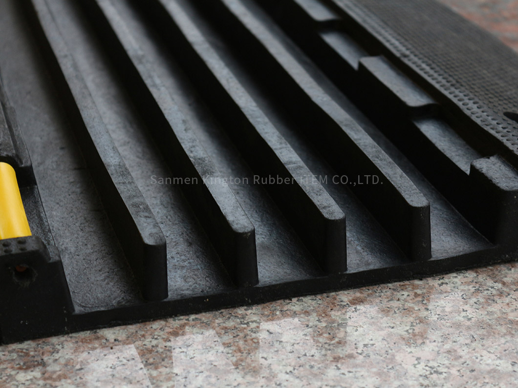 alt=''rubber,cable protector,耐用穿线槽,Heavy Duty rubbber cable protector''