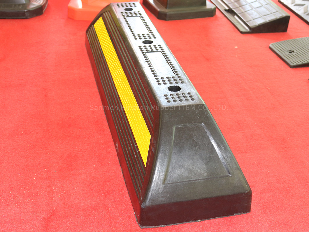 alt=''停车场设备停车挡轮器,Lot Equipment Parking Block rubbber wheel stopper ''
