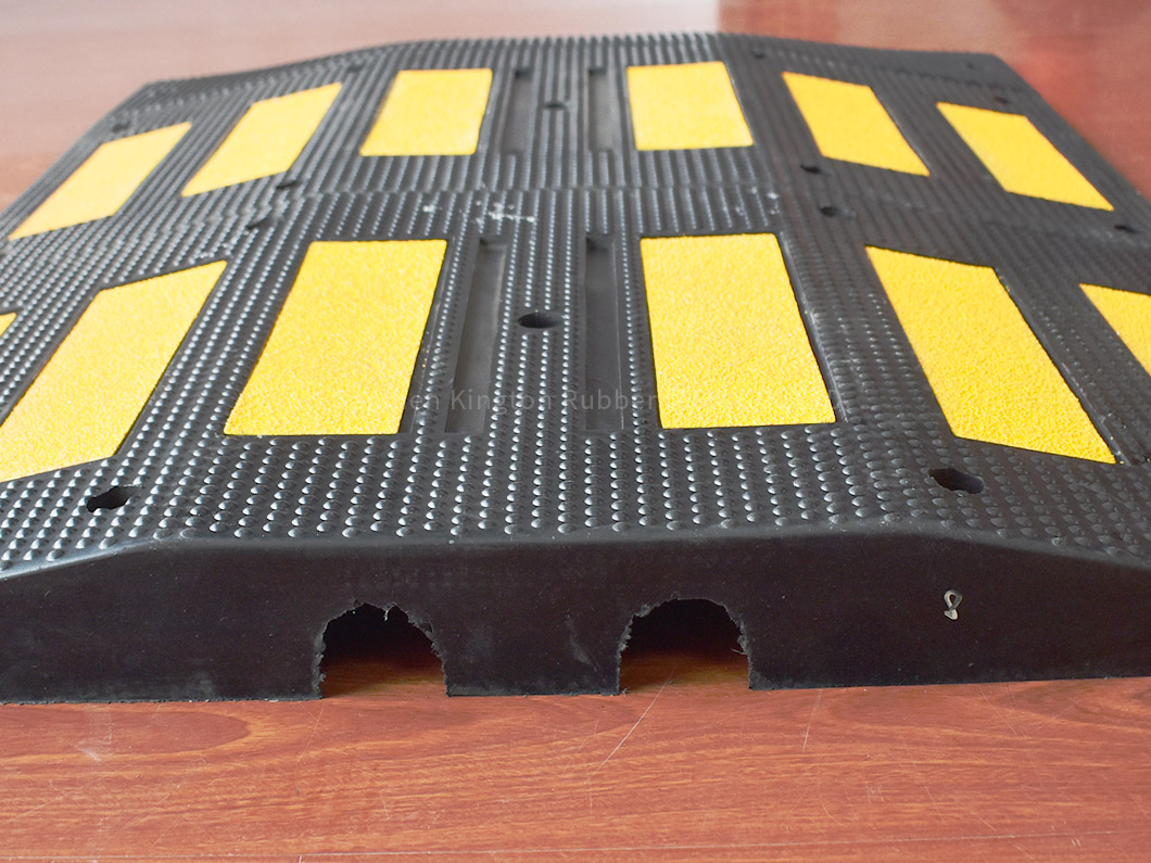 alt:''学校和购物中心定制黑黄减速带,rubber speed hump''