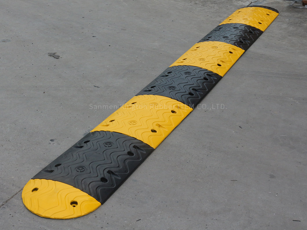 alt=''speed bump,rubber,rubber speed hump,耐用的橡胶减速器，速度缓冲器，1000mm*380mm，用于汽车减速Durable rubber speed hump Speed Bumper 1000mm*380mm for Car Deceleration''