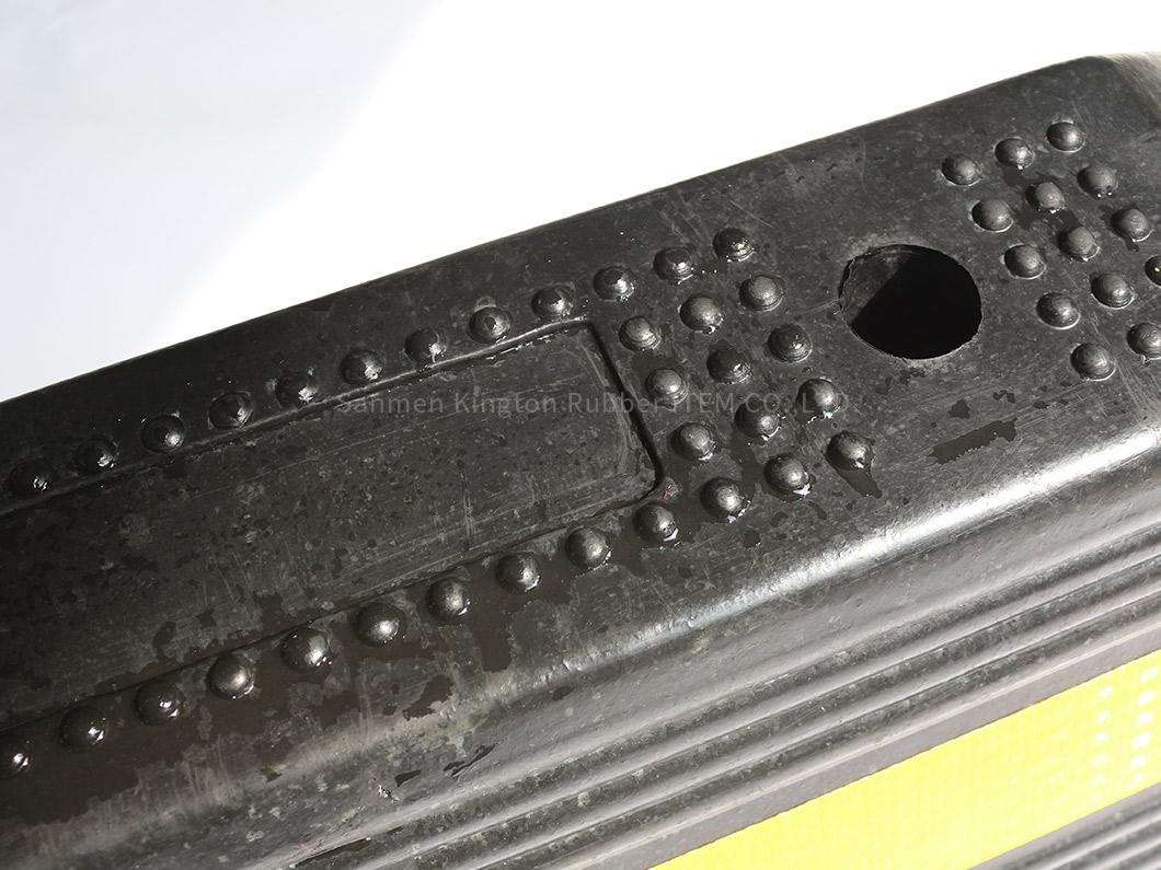 alt=''澳大利亚标准1000mm长橡胶停车器Australia Standard 1000mm length rubbber wheel stopper ''