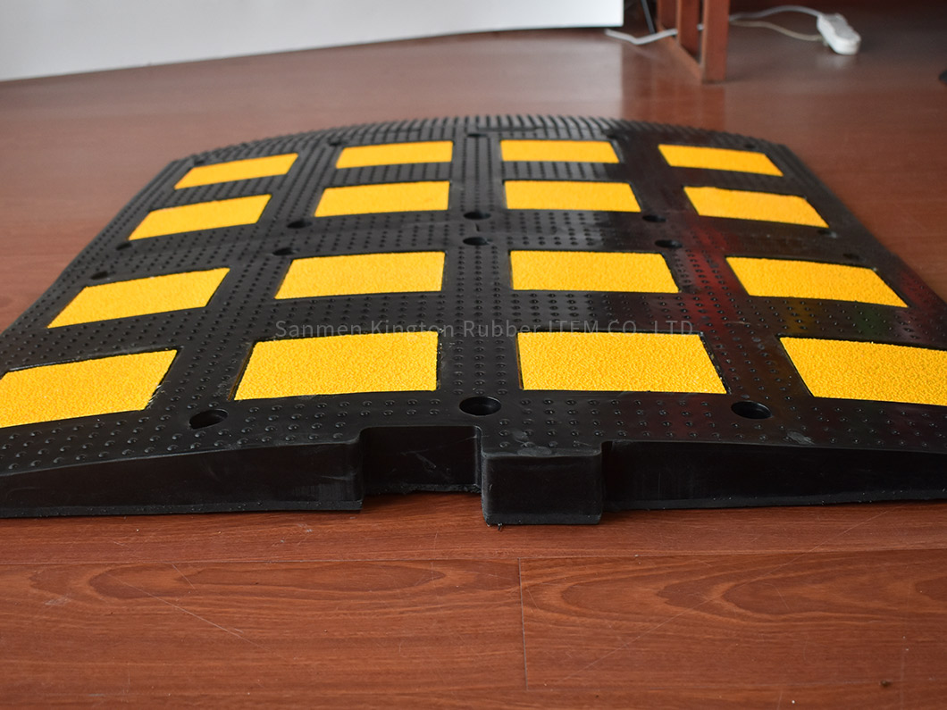 alt:''防风雨钢塑减速器反光橡胶减速带，rubber speed hump,traffic,rubber,speed hump''