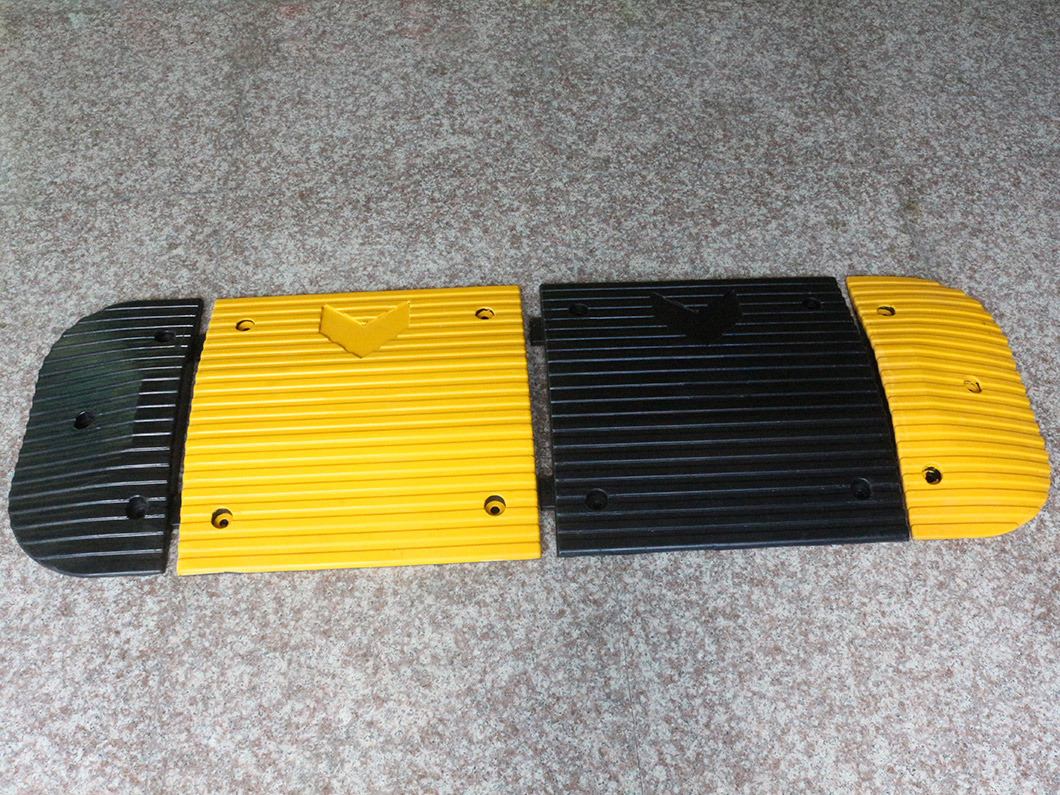 高强度工业专用车道橡胶减速带high strength industrial custom driveway rubber speed hump