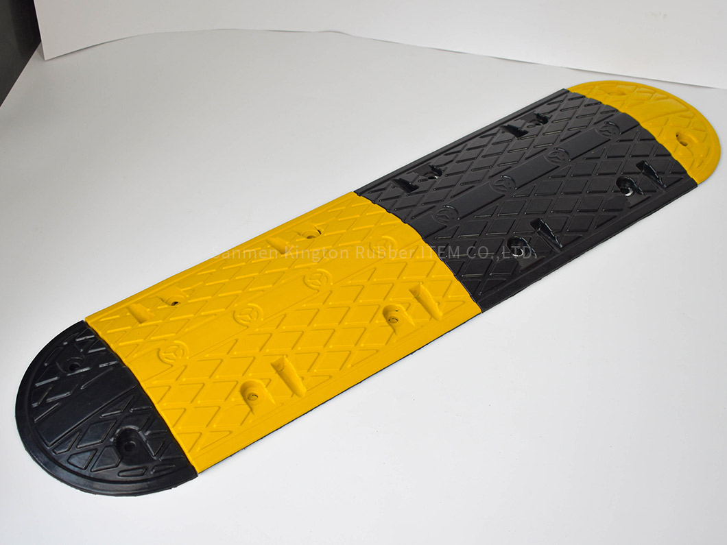 alt=''traffic,rubber,speed hump,rubber speed hump,合格的防风雨橡胶减速带道路减速器500mm*350mm，用于道路安全Qualified Weatherproof rubber speed hump Speed Breaker 500mm*350mm for Road Safety''
