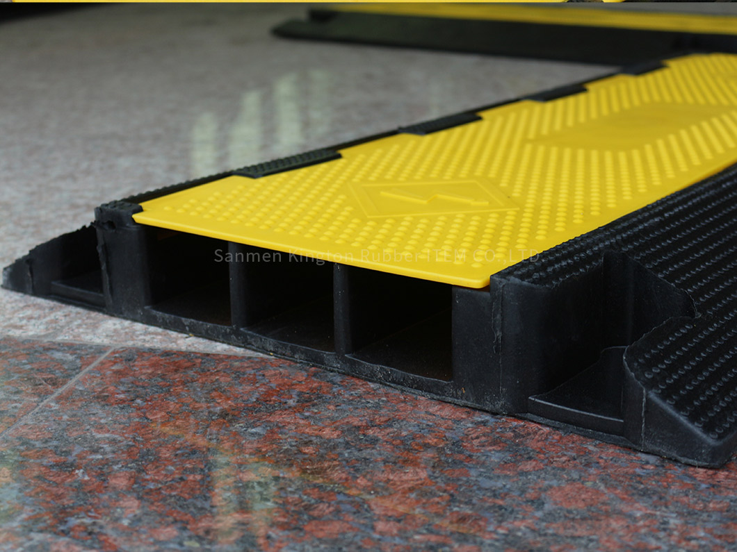 alt=''rubber,cable protector,耐用穿线槽Heavy Duty rubbber cable protector''