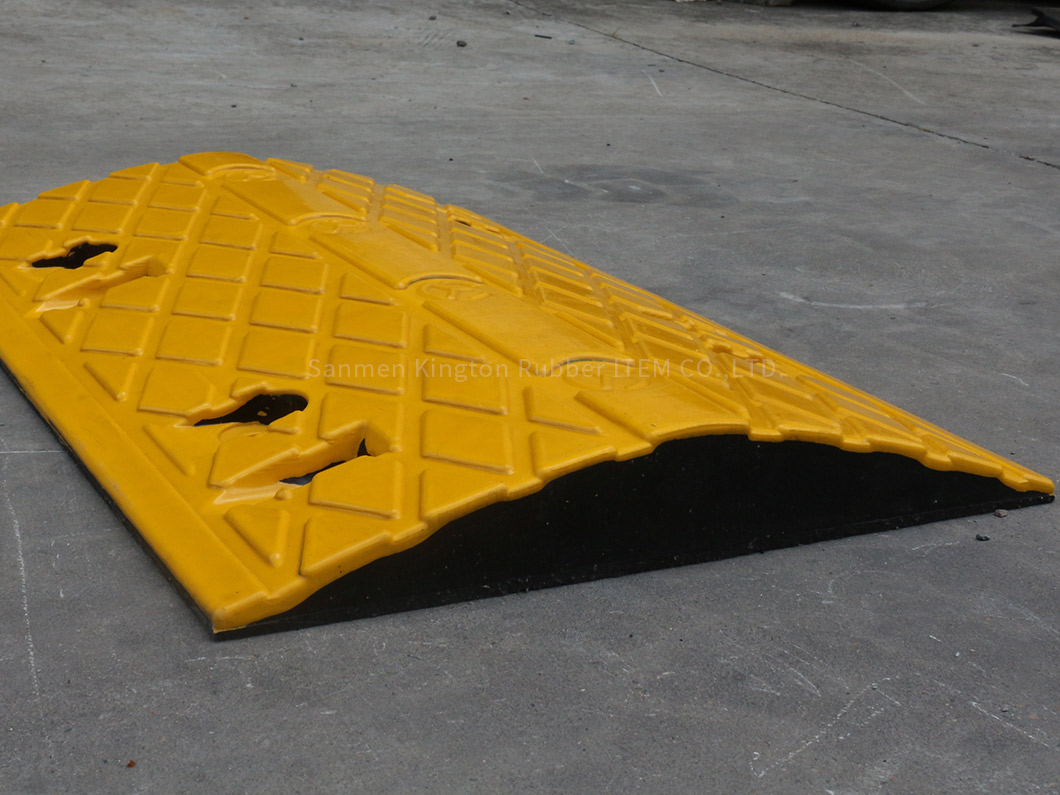 alt=''traffic,rubber,speed hump,实心防风雨橡胶减速带Solid Weatherproof rubber speed hump''