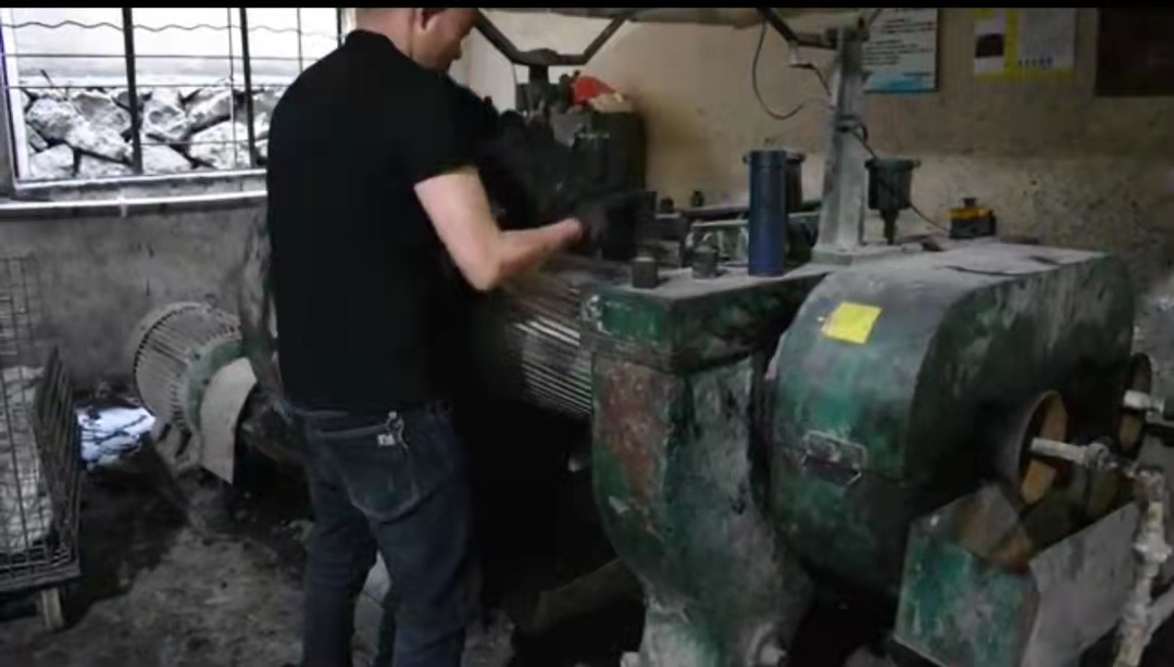 alt='rubber,mixing,process,tabletting,Rubber breaking,橡胶投入机器'