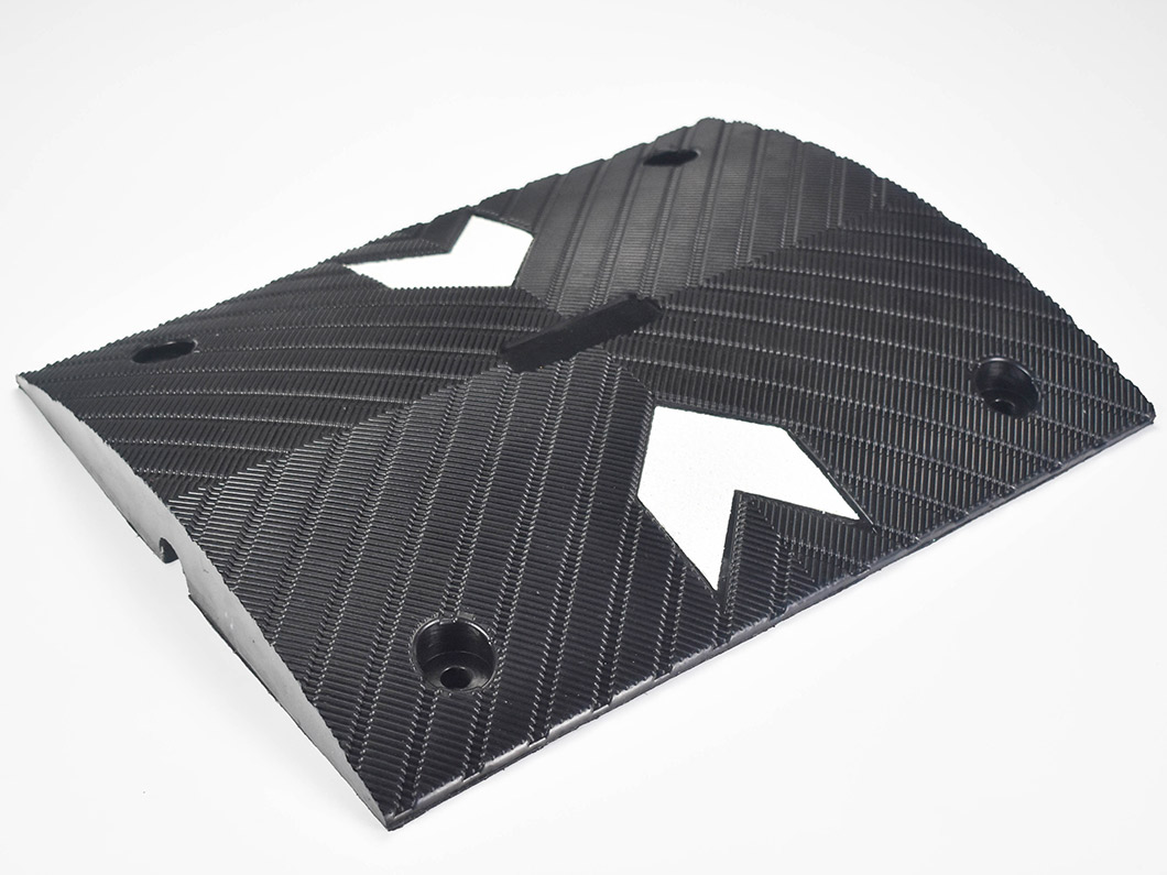 alt=''traffic,rubber,speed hump,性价比款再生橡胶减速器，用于交通安全的速度缓冲器rubber speed hump''