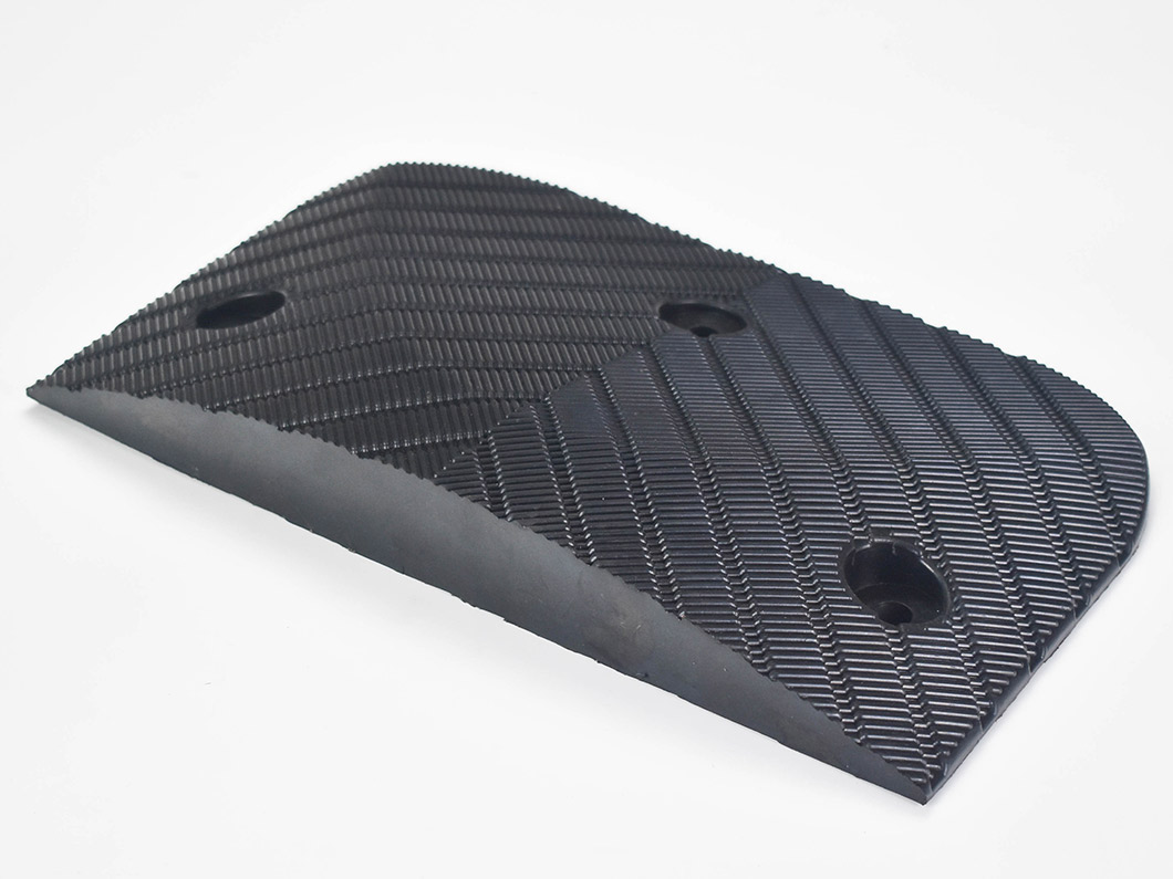 交通室外用橡胶减速带traffic outdoor rubber speed humps
