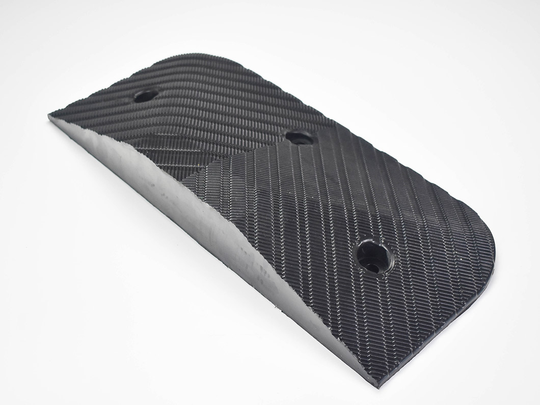 交通安全耐用减速带Traffic safety durable speed bump