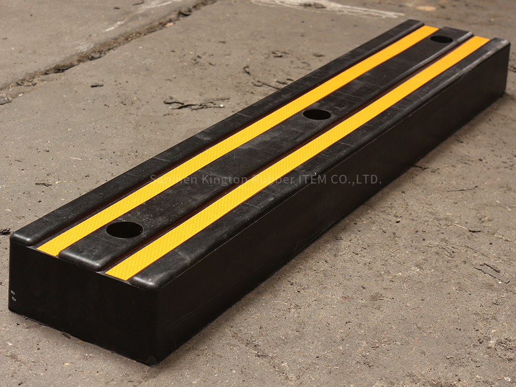 alt=''rubber wall protector,橡胶防撞条,停车场反光防撞条Parking Reflective rubber wall protector''