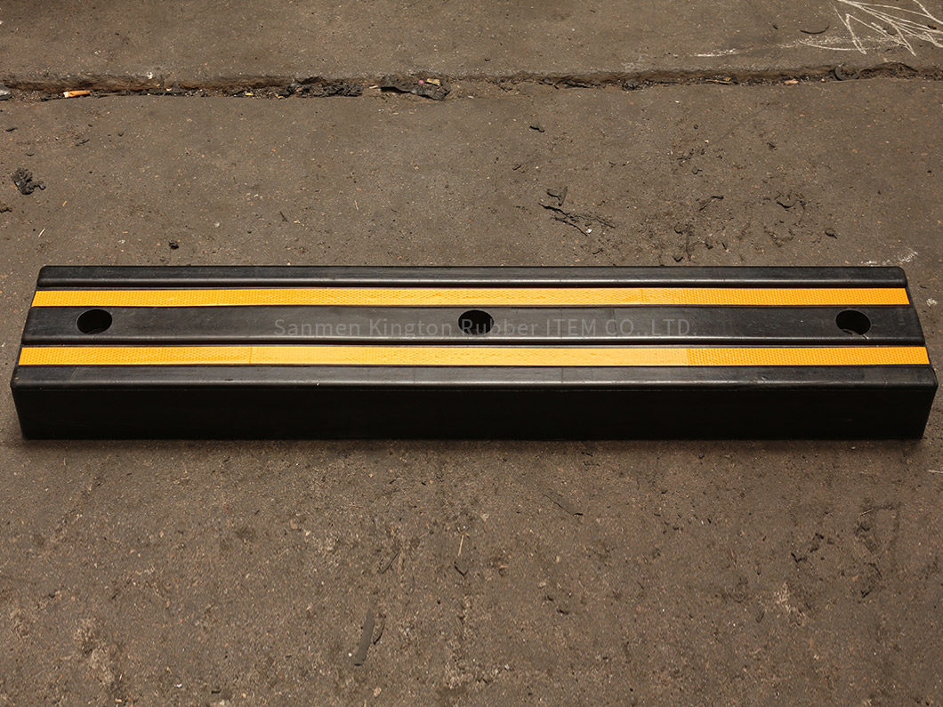 alt=''rubber wall protector,橡胶防撞条,停车场3孔橡胶防撞条3 Holes rubber wall protector For Parking Lot''