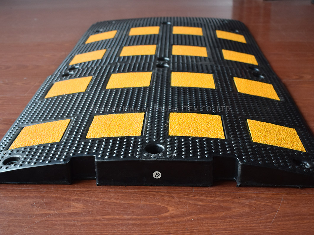 alt=''反光可视橡胶减速带用于汽车减速和交通安全,rubber speed hump''