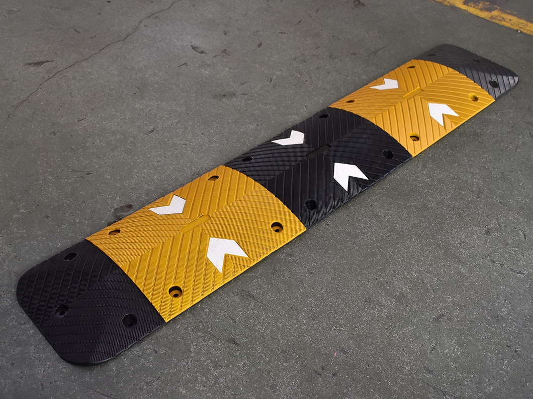 alt=''traffic,rubber,speed hump,合格耐用减速带，道路减速器，500mm*400mm，用于车辆减速 rubber speed hump''