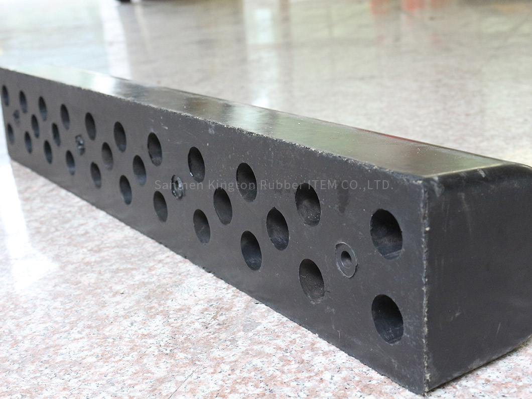 alt=''停车场反光防撞条Parking Reflective rubber wall protector''