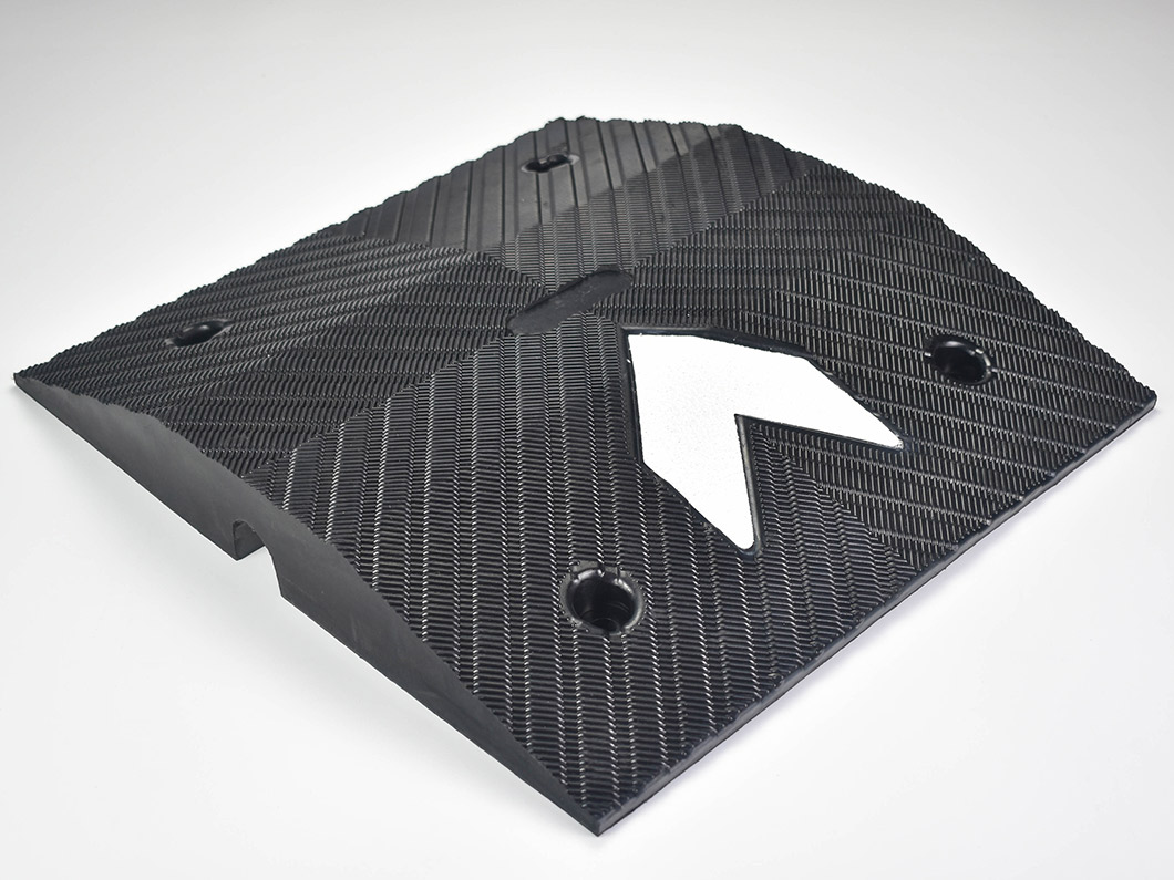 长寿命橡胶减速带，路面减速器，厚度75mm，用于交通安全Long Service Life Rubber Speed Hump Road Speed Breaker Thickness 75mm for Traffic Safety