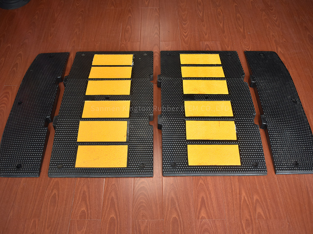 alt:''交通安全橡胶减速带、500mm*900mm,适用于沥青混凝土车道,rubber speed hump,traffic,rubber,speed hump''
