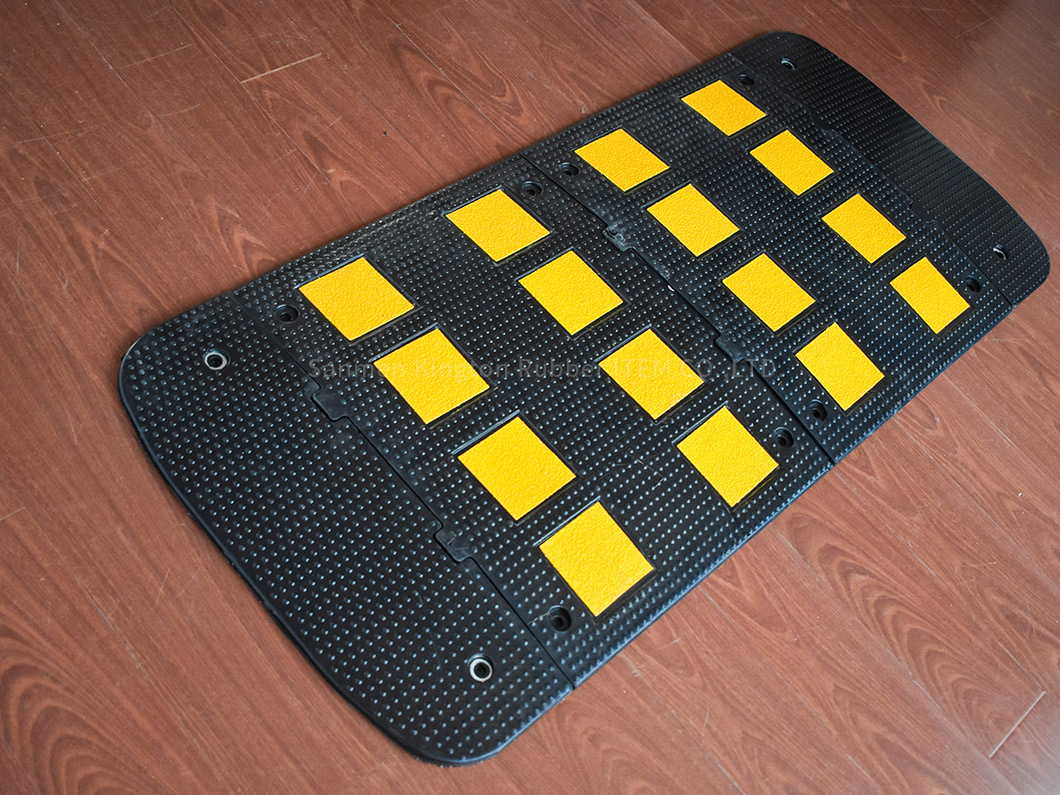 防风雨橡胶减速带路面减速器厚度32mm，用于车辆减速Weatherproof Rubber Speed Hump Road Speed Breaker Thickness 32mm for Car Deceleration