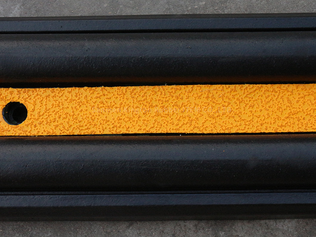 alt=''rubber wall protector,橡胶防撞条,3孔橡胶防撞条 3Holes rubber wall protector''