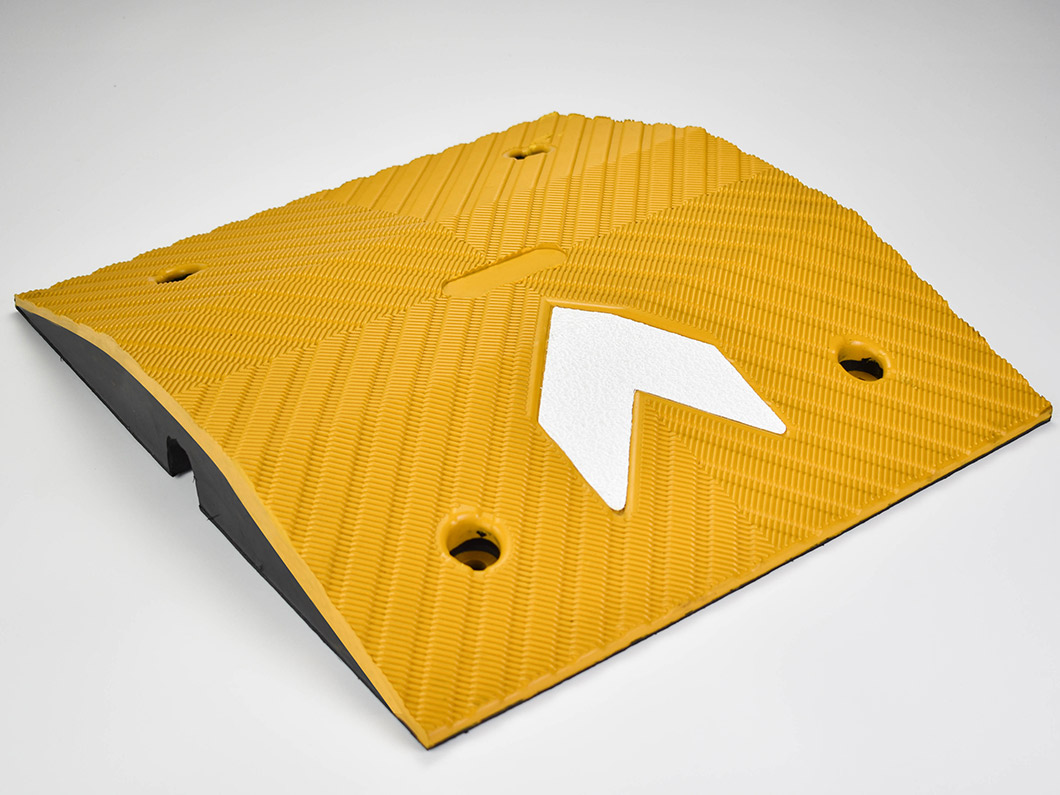 合格的反光可拆分天然橡胶减速带，厚度75mm，用于交通安全Qualified Reflective Separable Nature Rubber Speed Hump Thickness 75mm for Traffic Safety