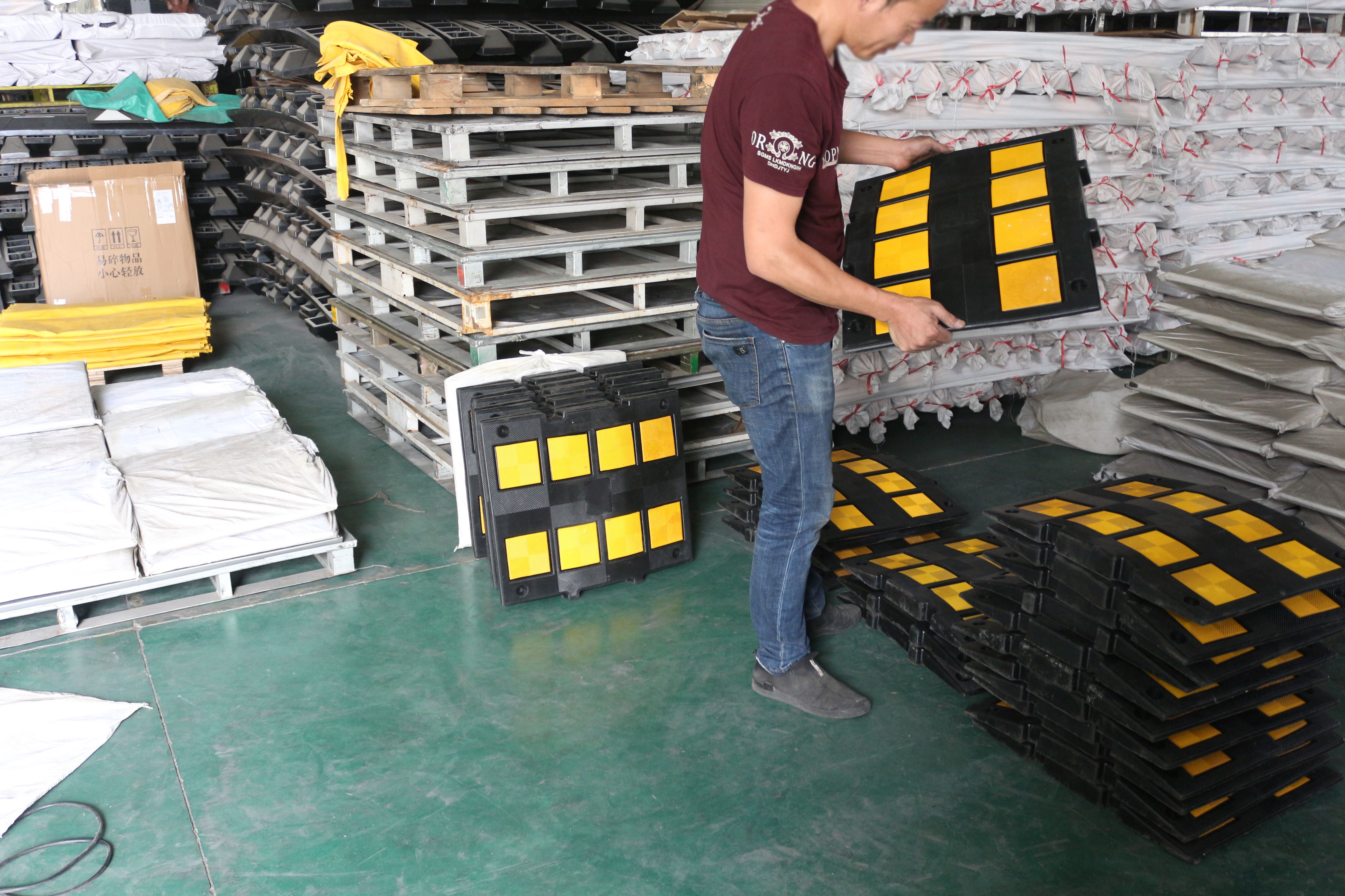 ALT=''rubber,product,Kington Rubber,减速带生产图'
