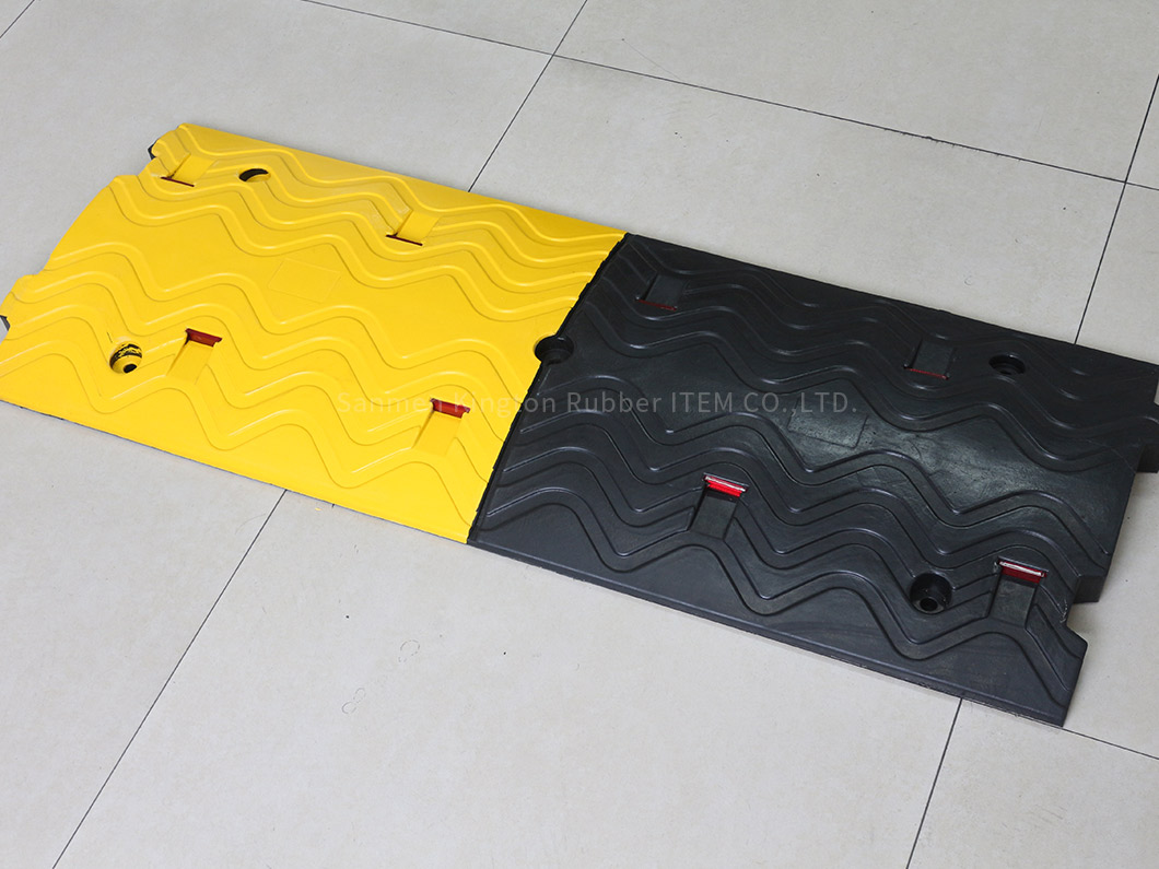 alt=''traffic,rubber,speed hump,rubber speed hump,性价比款橡胶减速器、速度缓冲器1000mm*380mm，用于交通安全Cost-Effective rubber speed hump Speed Bumper 1000mm*380mm for Traffic Safety''