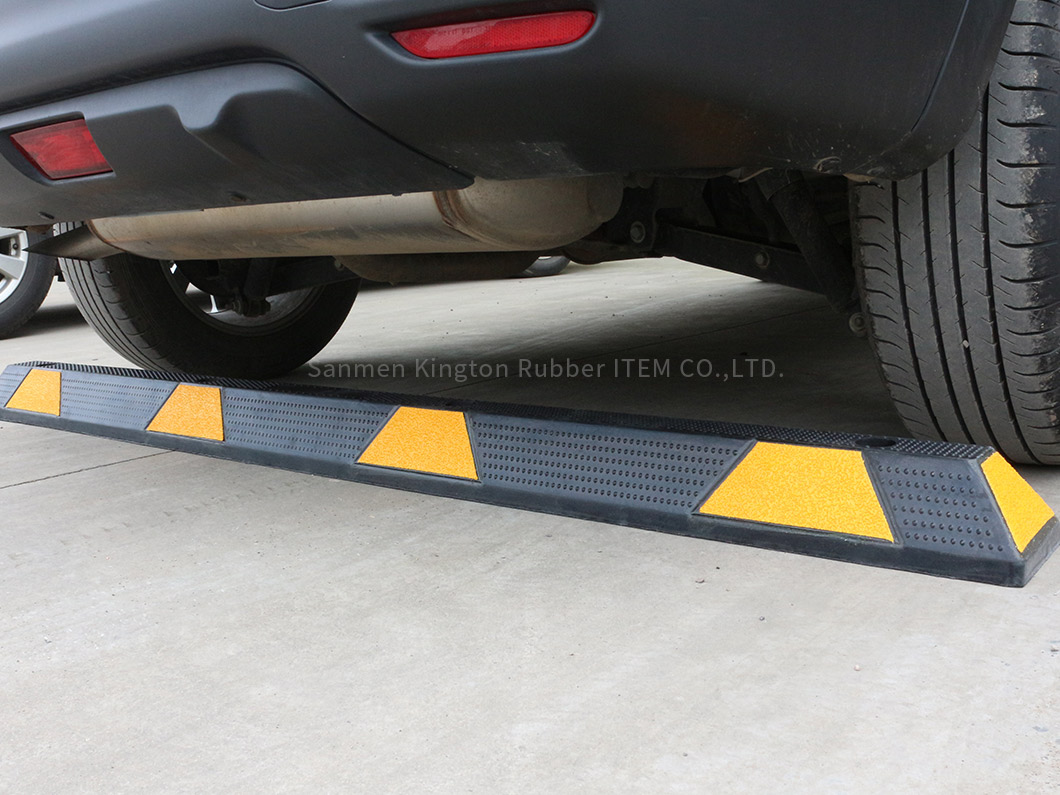 alt=''rubber,wheel stopper,轻质，坚固，优质橡胶阻车器Lightweight Strong High Quality rubbber wheel stopper ''