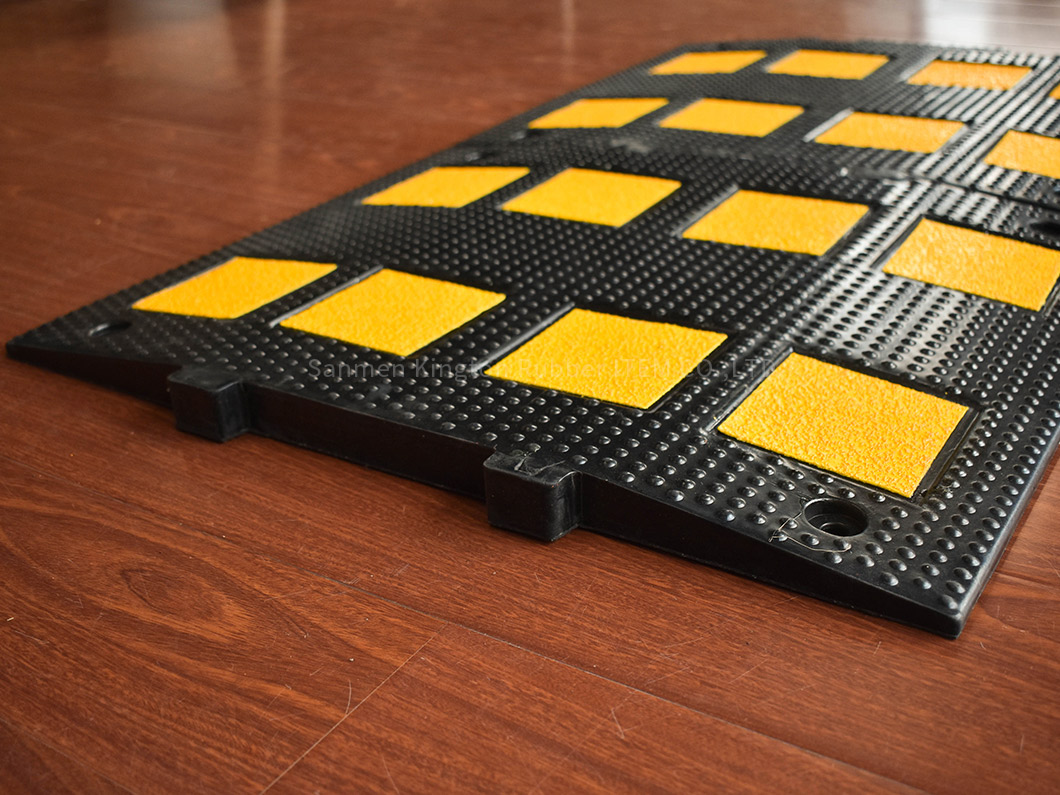 防水橡胶减速带道路减速器500mm*600mm用于车辆减速Waterproof Rubber Speed Hump Road Speed Breaker 500mm*600mm for Car Deceleration