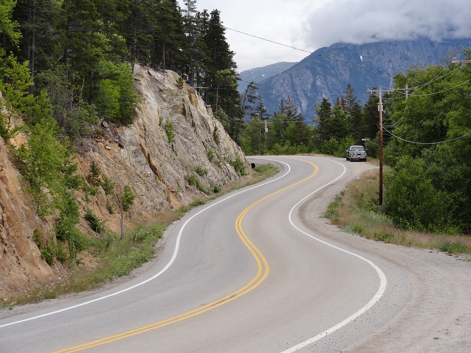 Comparison and selection of different speed bumps on rural roads