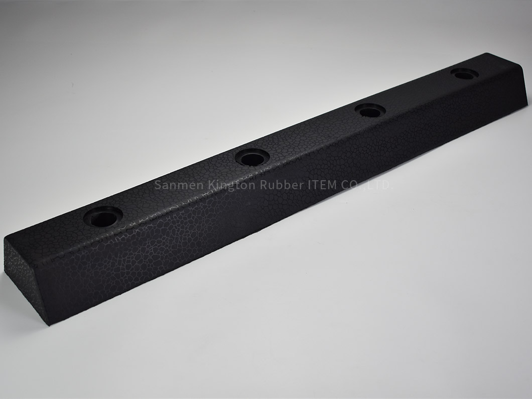 alt=''rubber wall protector,橡胶防撞条,停车场反光防撞条Parking Reflective rubber wall protector''