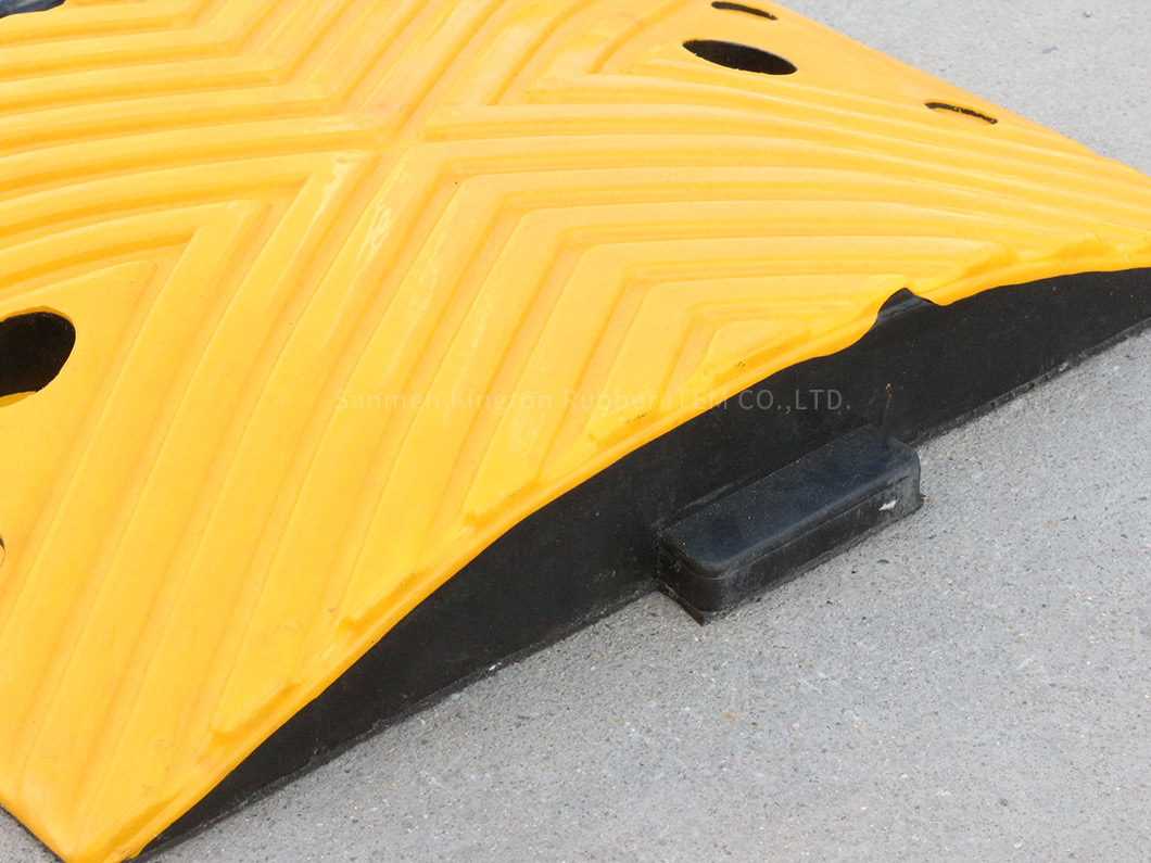 alt=''traffic,rubber,speed hump,高品质反光橡胶减速器，用于交通安全的速度缓冲器,rubber speed hump''
