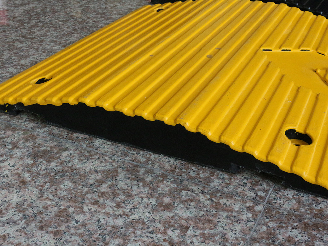 alt=''traffic,rubber,speed hump,性价比款再生橡胶减速器，用于交通安全的速度缓冲器rubber speed hump''