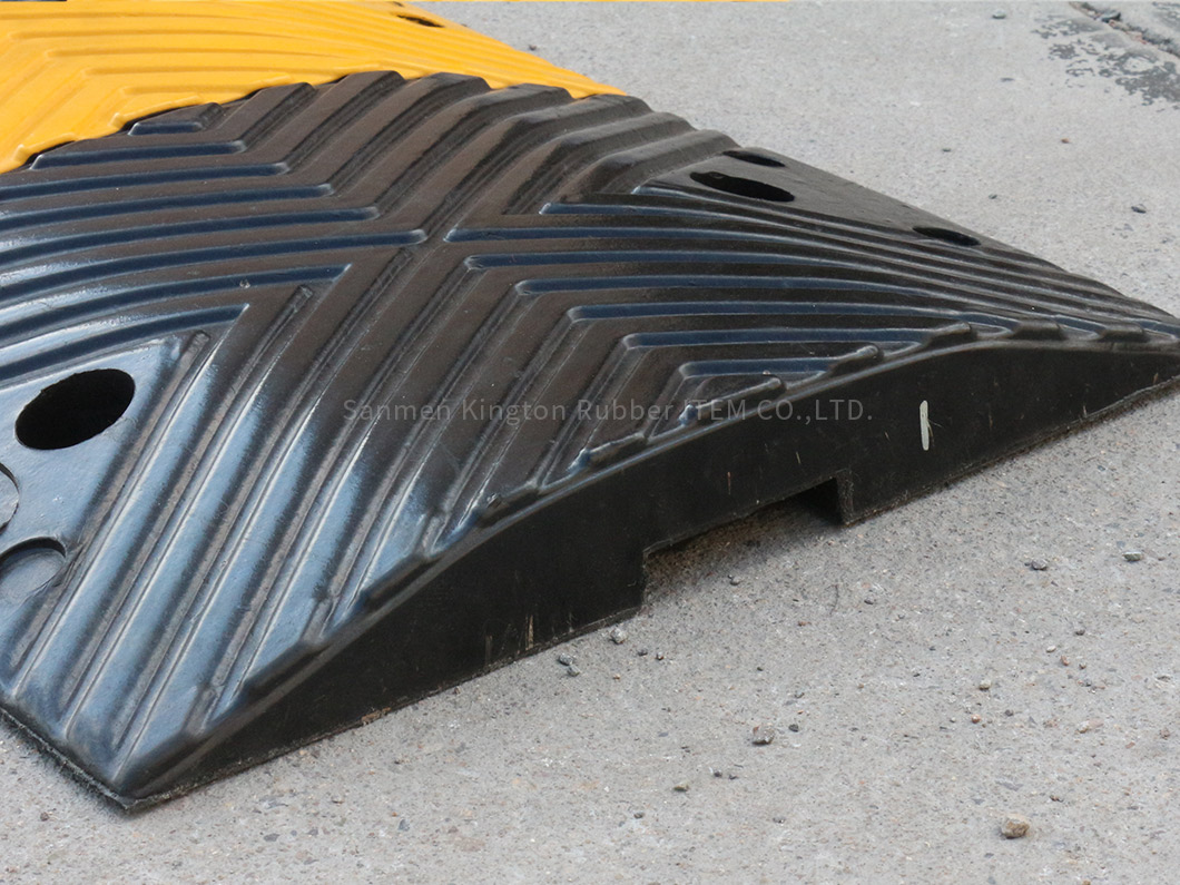 alt=''traffic,rubber,speed hump,精湛的工艺，橡胶减速器，速度缓冲板，汽车坡道,rubber speed hump''