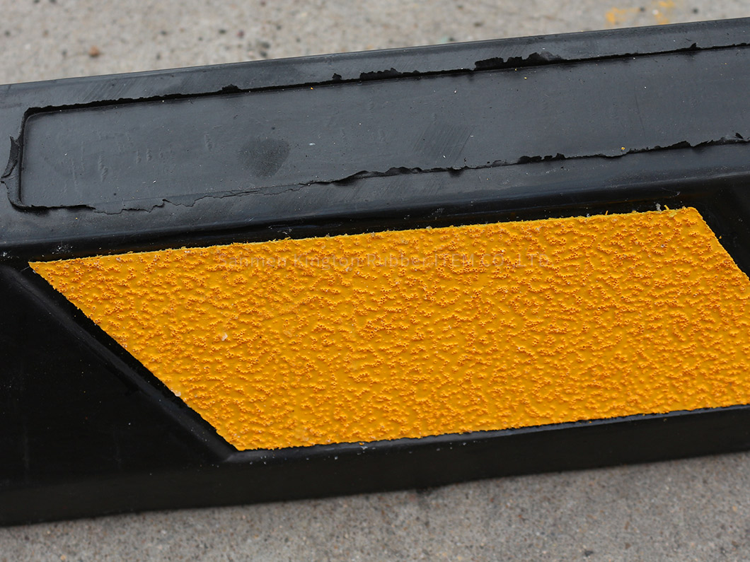 alt=''澳大利亚标准1650mm长橡胶停车器Australia Standard 1000mm length rubbber wheel stopper ''