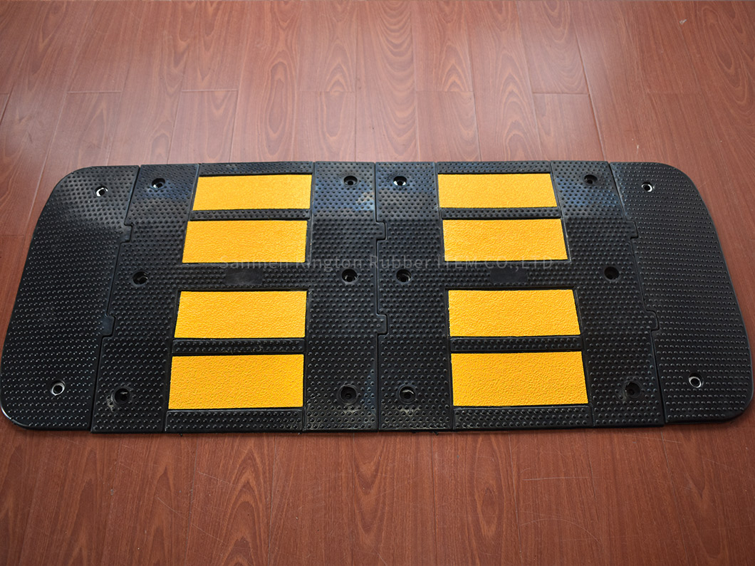 优质的减速带，500mm*600mm道路安全减速垄Superior Quality Road Bump Speed Hump Speed Bump 500mm*600mm for Road Safety