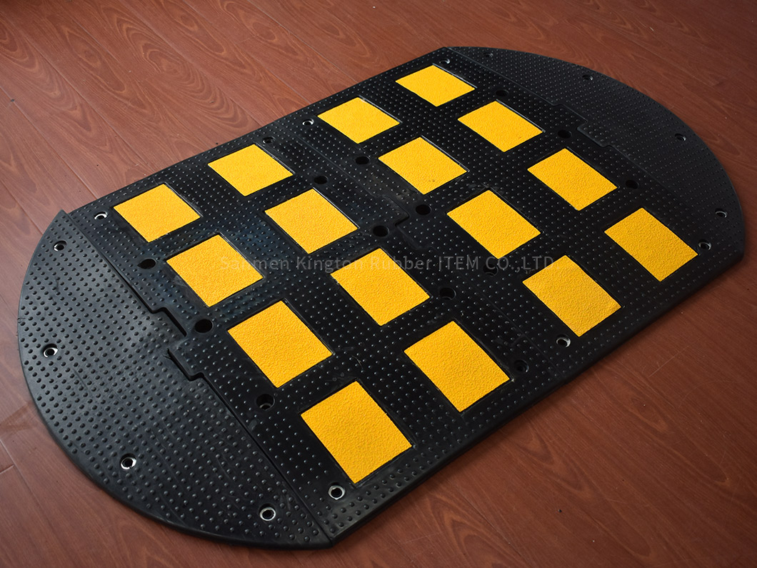 alt:''用于交通安全和道路安全的防水钢塑减速垄，rubber speed hump,traffic,rubber,speed hump''