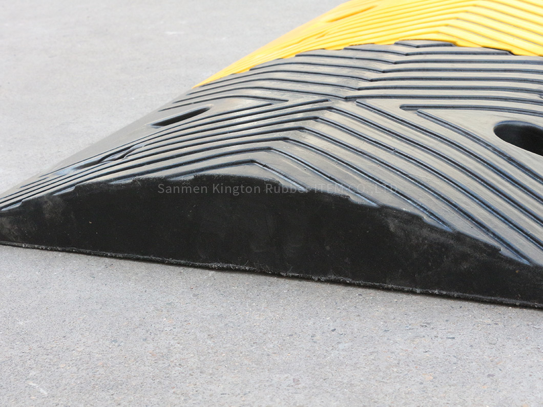 高强度单向橡胶道路减速带Hign Intensity One Way Rubber Road Speed Bump Hump